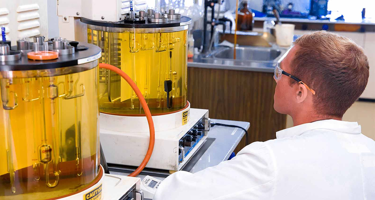 آزمایشگاه-بررسی-روغن-صنعتی